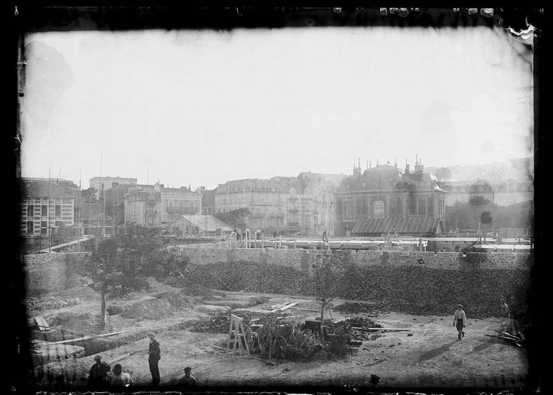 'Chantier de construction. Casino de Trouville. Vue prise des Bains.- Photographie ancienne, n.s., 11 juillet 1911. Tirage n. et b. d''après plaque de verre gélatino-bromure d''argent (négatif), 11 x 18 cm. (Musée municipal, Villa Montebello, Trouville-sur-Mer. 006.1.3).'