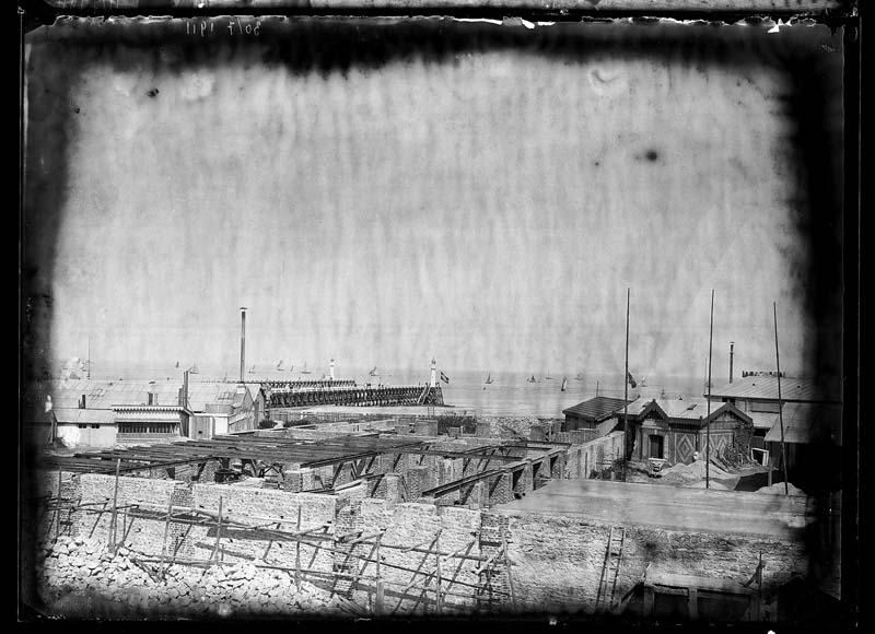 'Chantier de construction. Casino de Trouville. Vue prise des Bains.- Photographie ancienne, n.s., 30 juillet 1911. Tirage n. et b. d''après plaque de verre gélatino-bromure d''argent (négatif), 13 x 18 cm. (Musée municipal, Villa Montebello, Trouville-sur-Mer. 006.1.4).'