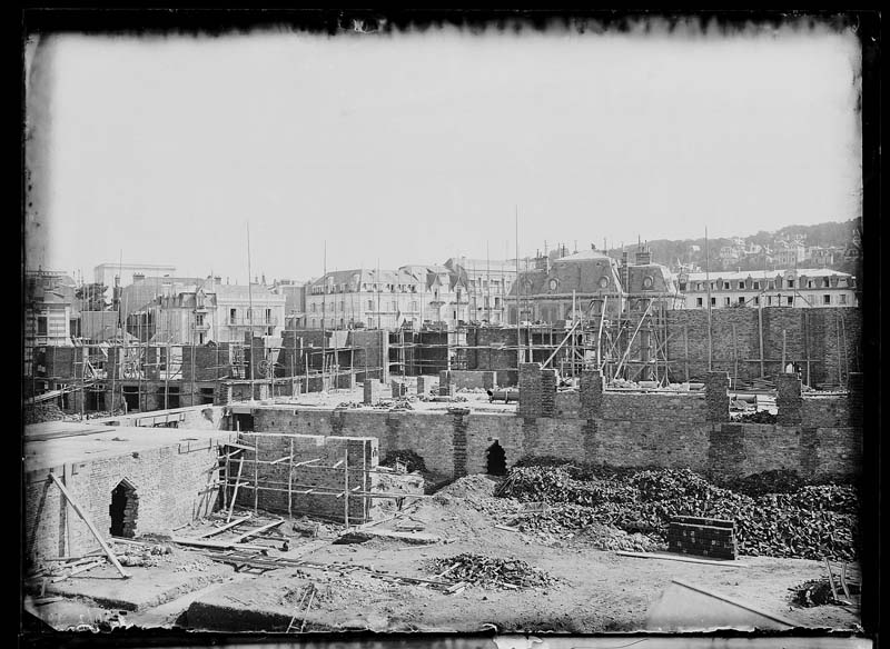 'Chantier de construction. Casino de Trouville. Vue prise des Bains.- Photographie ancienne, n.s., 30 juillet 1911. Tirage n. et b. d''après plaque de verre gélatino-bromure d''argent (négatif), 13 x 18 cm. (Musée municipal, Villa Montebello, Trouville-sur-Mer. 006.1.7).'