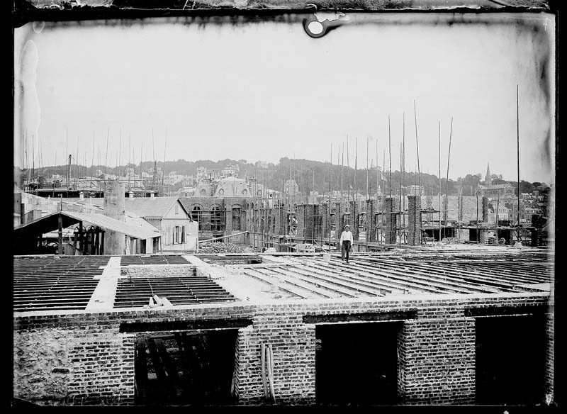 'Chantier de construction. Casino de Trouville. Vue prise côté restaurant.- Photographie ancienne, n.s., 13 août 1911. Tirage n. et b. d''après plaque de verre gélatino-bromure d''argent (négatif), 13 x 18 cm. (Musée municipal, Villa Montebello, Trouville-sur-Mer. 006.1.8).'