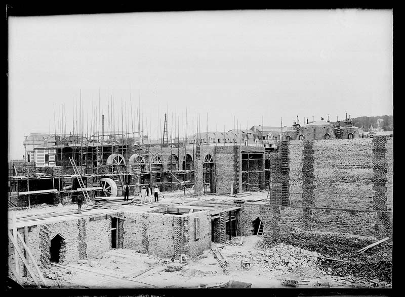 'Chantier de construction. Casino de Trouville. Vue prise des Bains.- Photographie ancienne, n.s., n.d., 1911. Tirage n. et b. d''après plaque de verre gélatino-bromure d''argent (négatif), 13 x 18 cm. (Musée municipal, Villa Montebello, Trouville-sur-Mer. 006.1.9).'