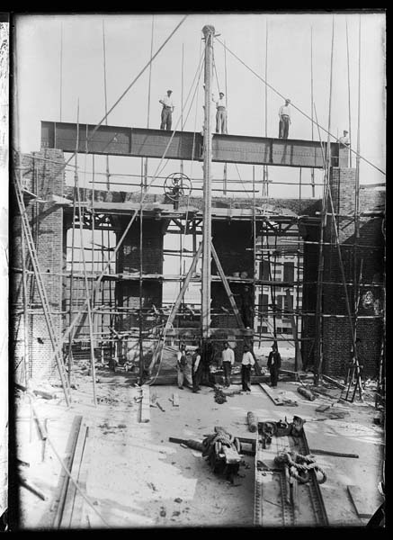 'Chantier de construction. Casino de Trouville. Vue prise des Bains.- Photographie ancienne, n.s., 14 août 1911. Tirage n. et b. d''après plaque de verre gélatino-bromure d''argent (négatif), 13 x 18 cm. (Musée municipal, Villa Montebello, Trouville-sur-Mer. 006.1.10 ; 006.1.11).'