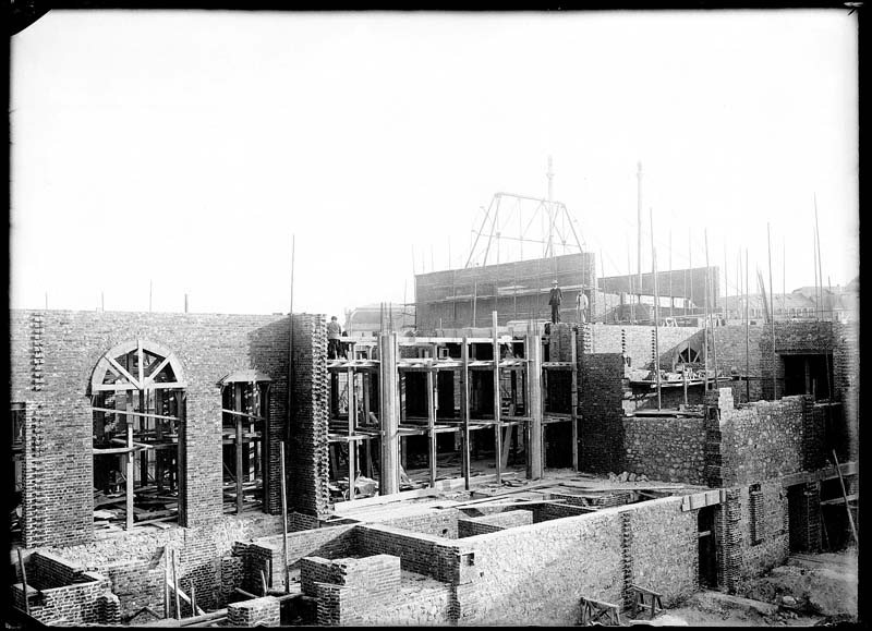 'Chantier de construction. Casino de Trouville. Vue prise des Bains.- Photographie ancienne, n.s., 4 septembre 1911. tirage n. et b. d''après plaque de verre gélatino-bromure d''argent (négatif), 13 x 18 cm. (Musée municipal, Villa Montebello, Trouville-sur-Mer. 006.1.12).'