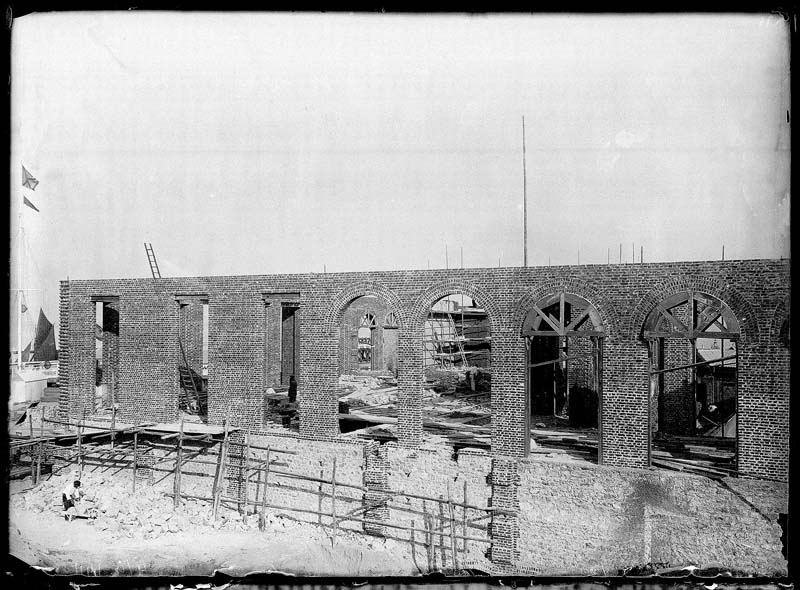 'Chantier de construction. Casino de Trouville. Vue prise des Bains.- Photographie ancienne, n.s., 4 septembre 1911. Tirage n. et b. d''après plaque de verre gélatino-bromure d''argent (négatif), 13 x 18 cm. (Musée municipal, Villa Montebello, Trouville-sur-Mer. 006.1.13).'