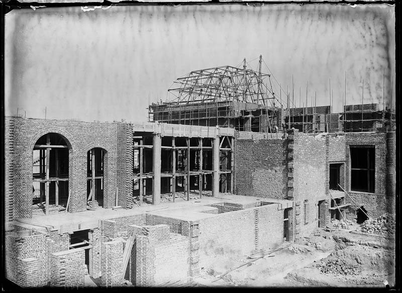 'Chantier de construction. Casino de Trouville. Vue prise des Bains.- Photographie ancienne, n.s., 17 septembre 1911. Tirage n. et b. d''après plaque de verre gélatino-bromure d''argent (négatif), 13 x 18 cm. (Musée municipal, Villa Montebello, Trouville-sur-Mer. 006.1.14).'