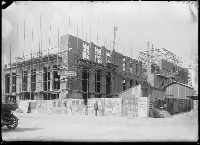 'Chantier de construction. Casino de Trouville. Vue prise du marché.- Photographie ancienne, n.s., 17 septembre 1911. Tirage n. et b. d''après plaque de verre gélatino-bromure d''argent (négatif), 13 x 18 cm. (Musée municipal, Villa Montebello, Trouville-sur-Mer. 006.1.15).'