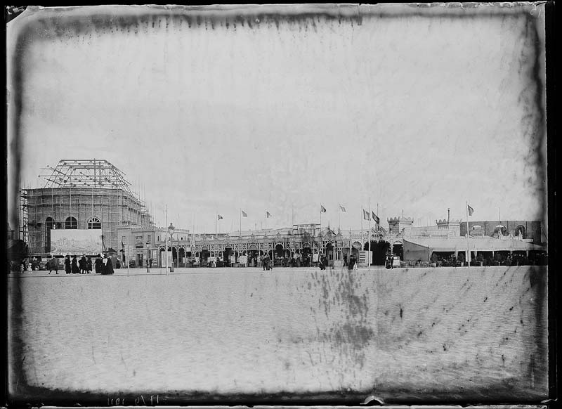 'Chantier de construction. Casino de Trouville. Vue prise de la plage. Vue de la façade nord-ouest.- Photographie ancienne, n.s., 17 Septembre 1911. Tirage n. et b. d''après plaque de verre gélatino-bromure d''argent (négatif), 13 x 18 cm. (Musée municipal, Villa Montebello, Trouville-sur-Mer. 006.1.16).'