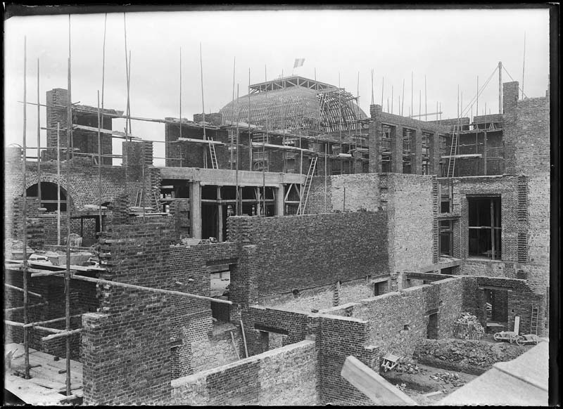 'Chantier de construction. Casino de Trouville. Vue prise des Bains.- Photographie ancienne, n.s., n.d., 1911. Tirage n. et b. d''après plaque de verre gélatino-bromure d''argent (négatif), 13 x 18 cm. (Musée municipal, Villa Montebello, Trouville-sur-Mer. 006.1.17).'