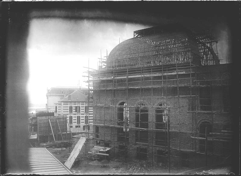 'Chantier de construction. Casino de Trouville. Vue prise du dôme sur la mer. Vue de l''aile est.- Photographie ancienne, n.s., n.d., 1911. Tirage n. et b. d''après plaque de verre gélatino-bromure d''argent (négatif), 13 x 18 cm. (Musée municipal, Villa Montebello, Trouville-sur-Mer. 006.1.18).'