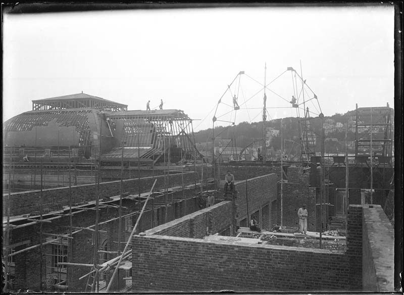 'Chantier de construction. Casino de Trouville. Vue prise du grand escalier.- Photographie ancienne, n.s., n.d., 1911. Tirage n. et b. d''après plaque de verre gélatino-bromure d''argent (négatif), 13 x 18 cm. (Musée municipal, Villa Montebello, Trouville-sur-Mer. 006.1.19).'