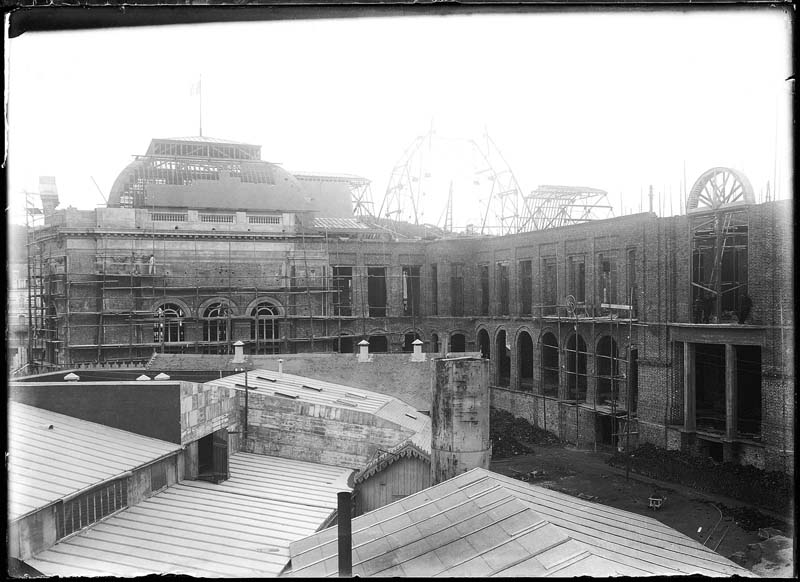 'Chantier de construction. Casino de Trouville. Vue prise du restaurant. Vue de l''aile est.- Photographie ancienne, n.s., n.d., 1911. Tirage n. et b. d''après plaque de verre gélatino-bromure d''argent (négatif), 13 x 18 cm. (Musée municipal, Villa Montebello, Trouville-sur-Mer. 006.1.20).'