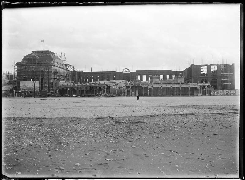 'Chantier de construction. Casino de Trouville. Vue prise de la plage. Vue d''ensemble de la façade nord-ouest.- Photographie ancienne, n.s., n.d., 1911. Tirage n. et b. d''après plaque de verre gélatino-bromure d''argent (négatif), 13 x 18 cm. (Musée municipal, Villa Montebello, Trouville-sur-Mer. 006.1.21).'