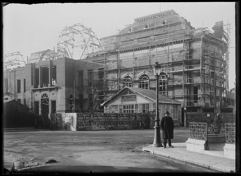 'Chantier de construction. Casino de Trouville. Vue prise de la place. Vue de la façade nord-est.- Photographie ancienne, n.s., n.d., 1911. Tirage n. et b. d''après plaque de verre gélatino-bromure d''argent (négatif), 13 x 18 cm. (Musée municipal, Villa Montebello, Trouville-sur-Mer. 006.1.22).'