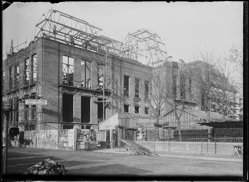 'Chantier de construction. Casino de Trouville. Vue prise du marché. Vue de la façade nord-est.- Photographie ancienne, n.s., n.d., 1911. Tirage n. et b. d''après plaque de verre gélatino-bromure d''argent (négatif), 13 x 18 cm. (Musée municipal, Villa Montebello, Trouville-sur-Mer. 006.1.23).'