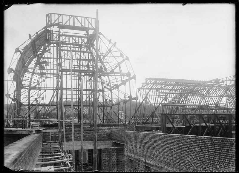 'Chantier de construction. Casino de Trouville. Vue du dôme.- Photographie ancienne, n.s., n.d., 1911. Tirage n. et b. d''après plaque de verre gélatino-bromure d''argent (négatif), 13 x 18 cm. (Musée municipal, Villa Montebello, Trouville-sur-Mer. 006.1.24).'