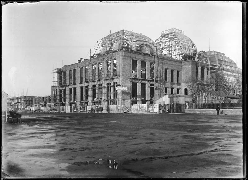 'Chantier de construction. Casino de Trouville. Vue prise du marché. Vue des façades nord-est et sud-est.- Photographie ancienne, n.s., n.d., 1911. Tirage n. et b. d''après plaque de verre gélatino-bromure d''argent (négatif), 13 x 18 cm. (Musée municipal, Villa Montebello, Trouville-sur-Mer. 006.1.25).'