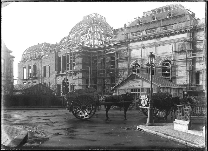 'Chantier de construction. Casino de Trouville. Vue prise de la place. Vue de la façade nord-ouest.- Photographie ancienne, n.s., n.d., 1911. Tirage n. et b. d''après plaque de verre gélatino-bromure d''argent (négatif), 13 x 18 cm. (Musée municipal, Villa Montebello, Trouville-sur-Mer. 006.1.26).'