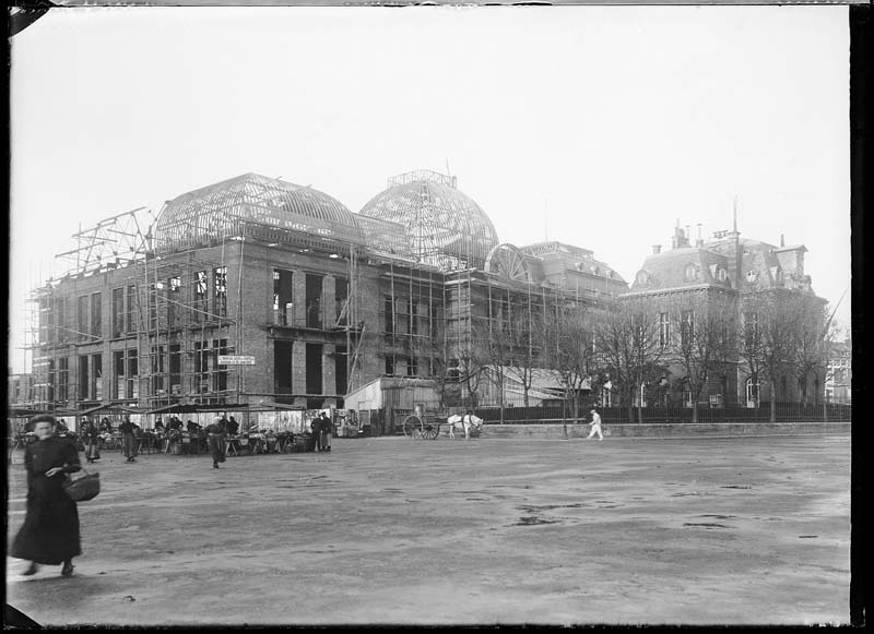 'Chantier de construction. Casino de Trouville. Vue prise du marché. Vue des façades nord-est et sud-est.- Photographie ancienne, n.s., n.d., 1911. Tirage n. et b. d''après plaque de verre gélatino-bromure d''argent (négatif), 13 x 18 cm. (Musée municipal, Villa Montebello, Trouville-sur-Mer. 006.1.28).'