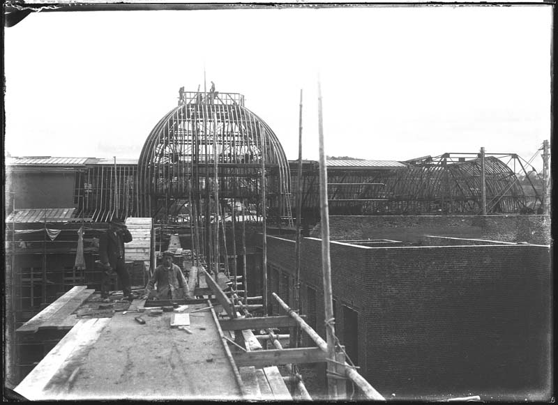 'Chantier de construction. Casino de Trouville. Vue du dôme.- Photographie ancienne, n.s., n.d., 1911. Tirage n. et b. d''après plaque de verre gélatino-bromure d''argent (négatif), 13 x 18 cm. (Musée municipal, Villa Montebello, Trouville-sur-Mer. 006.1.30).'