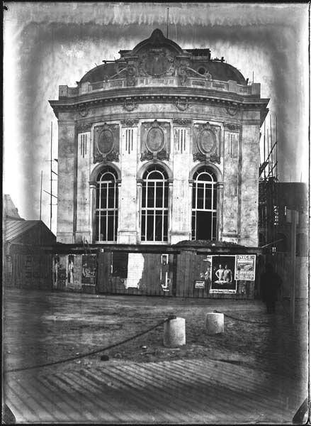 'Chantier de construction. Casino de Trouville. Aile est vue de la plage.- Photographie ancienne, n.s., n.d., 1911. Tirage n. et b. d''après plaque de verre gélatino-bromure d''argent (négatif), 13 x 18 cm. (Musée municipal, Villa Montebello, Trouville-sur-Mer. 006.1.31).'