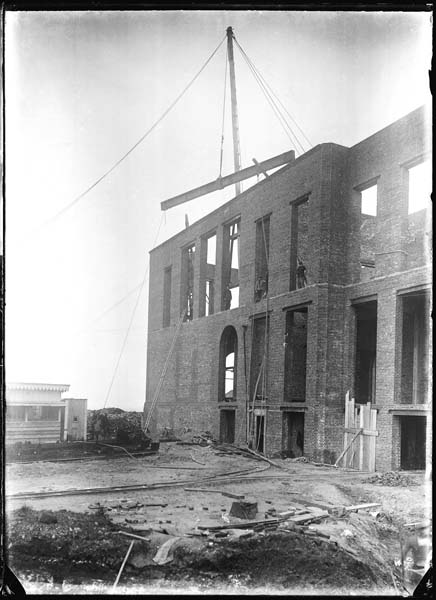 'Chantier de construction. Casino de Trouville. Vue prise du music-hall. Vue partielle de la façade sud-ouest.- Photographie ancienne, n.s., n.d., 1911. Tirage n. et b. d''après plaque de verre gélatino-bromure d''argent (négatif), 13 x 18 cm. (Musée municipal, Villa Montebello, Trouville-sur-Mer. 006.1.32).'