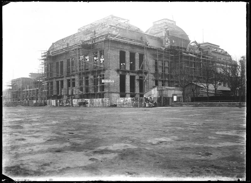 'Chantier de construction. Casino de Trouville. Vue prise du marché. Vue des façades sud-est et nord-est.- Photographie ancienne, n.s., n.d., 1911. Tirage n. et b. d''après plaque de verre gélatino-bromure d''argent (négatif), 13 x 18 cm. (Musée municipal, Villa Montebello, Trouville-sur-Mer. 006.1.33).'