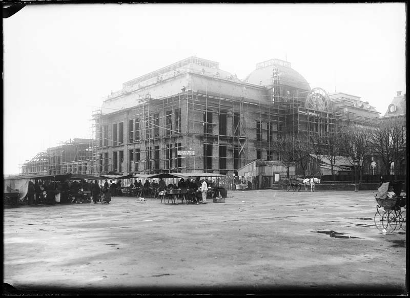 'Chantier de construction. Casino de Trouville. Vue prise du marché. Vue des façades sud-est et nord-est.- Photographie ancienne, n.s., n.d., 1911. Tirage n. et b. d''après plaque de verre gélatino-bromure d''argent (négatif), 13 x 18 cm. (Musée municipal, Villa Montebello, Trouville-sur-Mer. 006.1.34).'