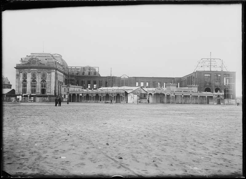 'Chantier de construction. Casino de Trouville. Vue prise de la plage. Vue d''ensemble de la façade nord-ouest.- Photographie ancienne, n.s., n.d., 1911. Tirage n. et b. d''après plaque de verre gélatino-bromure d''argent (négatif), 13 x 18 cm. (Musée municipal, Villa Montebello, Trouville-sur-Mer. 006.1.36).'