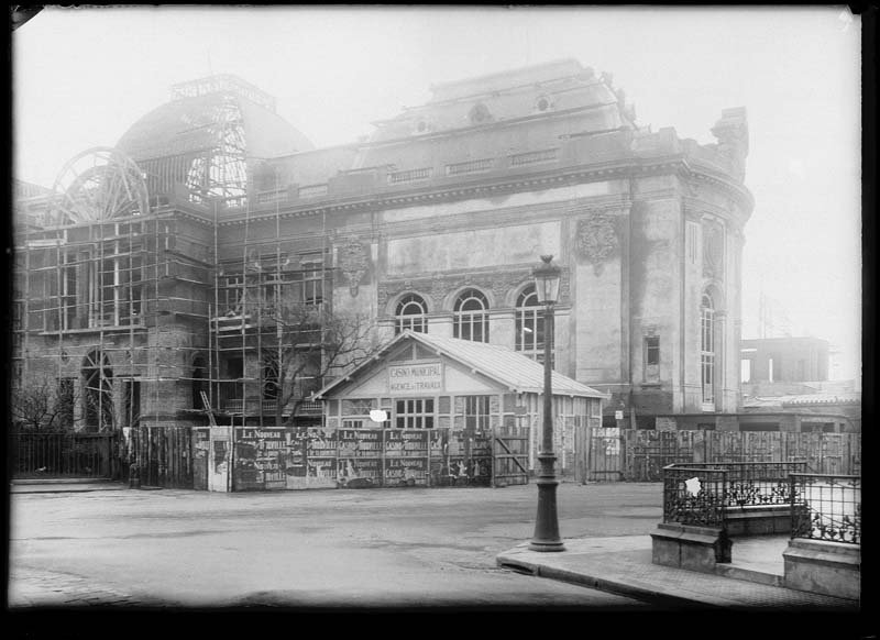 'Chantier de construction. Casino de Trouville. Vue prise de la place. Vue de la façade nord-est.- Photographie ancienne, n.s., n.d., 1911. Tirage n. et b. d''après plaque de verre gélatino-bromure d''argent (négatif), 13 x 18 cm. (Musée municipal, Villa Montebello, Trouville-sur-Mer. 006.1.37).'