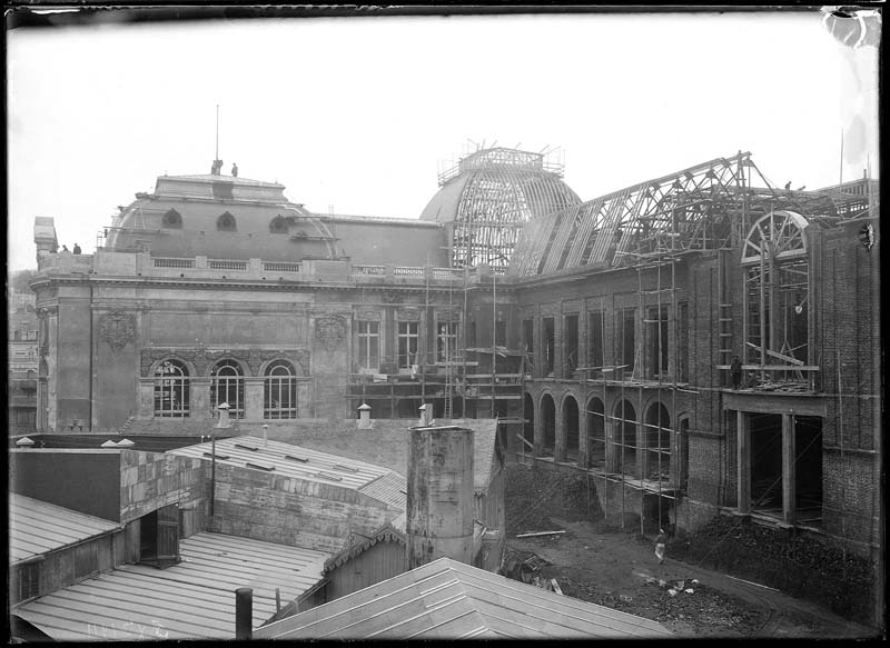 'Chantier de construction. Casino de Trouville. Vue prise du restaurant. Vue partielle de la façade nord-est.- Photographie ancienne, n.s., 3 décembre 1911. Tirage n. et b. d''après plaque de verre gélatino-bromure d''argent (négatif), 13 x 18 cm. (Musée municipal, Villa Montebello, Trouville-sur-Mer. 006.1.38).'