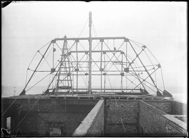 'Chantier de construction. Casino de Trouville. Vue du dôme prise des dépendances du restaurant.- Photographie ancienne, n.s., n.d., 1911. Tirage n. et b. d''après plaque de verre gélatino-bromure d''argent (négatif), 13 x 18 cm. (Musée municipal, Villa Montebello, Trouville-sur-Mer. 006.1.39).'