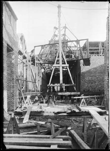 'Chantier de construction. Casino de Trouville. Montage de la première poutre du dôme sur la mer.- Photographie ancienne, n.s., 17 décembre 1911. Tirage n. et b. d''après plaque de verre gélatino-bromure d''argent (négatif), 13 x 18 cm. (Musée municipal, Villa Montebello, Trouville-sur-Mer. 006.1.41).'