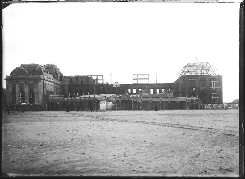 'Chantier de construction. Casino de Trouville. Vue prise de la plage. Vue d''ensemble de la façade nord-ouest.- Photographie ancienne, n.s., n.d., 1911. Tirage n. et b. d''après plaque de verre gélatino-bromure d''argent (négatif), 13 x 18 cm. (Musée municipal, Villa Montebello, Trouville-sur-Mer. 006.1.42).'