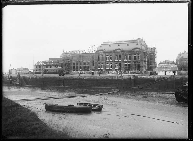 'Chantier de construction. Casino de Trouville. Vue prise de Deauville. Vue de la façade sud-est.- Photographie ancienne, n.s., n.d., 1912. Tirage n. et b. d''après plaque de verre gélatino-bromure d''argent (négatif), 13 x 18 cm. (Musée municipal, Villa Montebello, Trouville-sur-Mer. 006.1.46).'