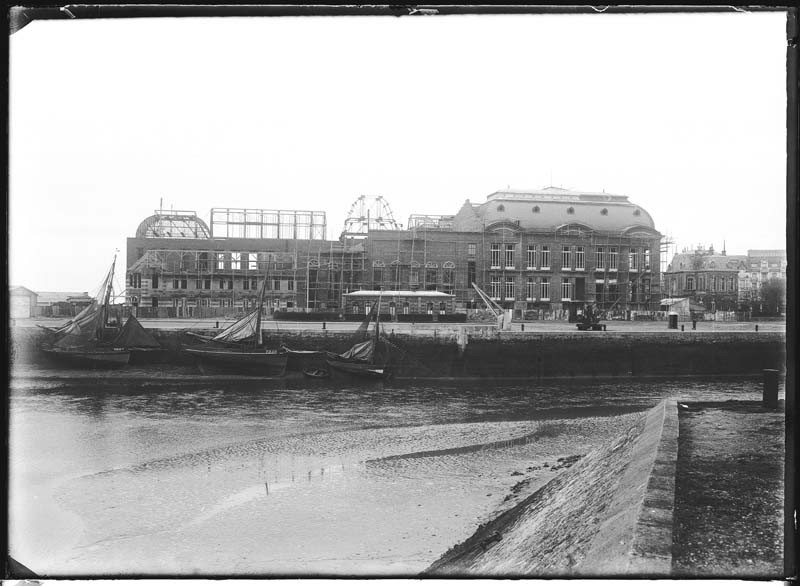 'Chantier de construction. Casino de Trouville. Vue prise de Deauville. Vue de la façade sud-est.- Photographie ancienne, n.s., n.d., 1912. Tirage n. et b. d''après plaque de verre gélatino-bromure d''argent (négatif), 13 x 18 cm. (Musée municipal, Villa Montebello, Trouville-sur-Mer. 006.1.47).'