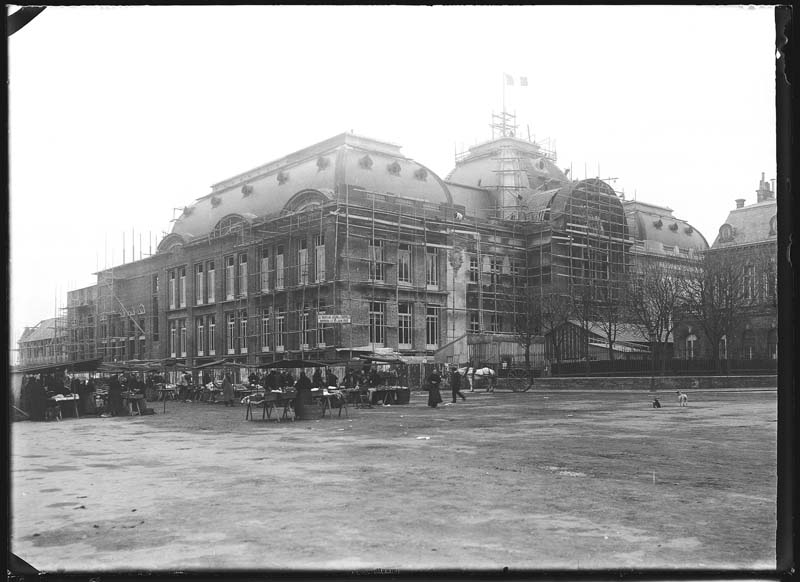 'Chantier de construction. Casino de Trouville. Vue prise du marché. Vue des façades sud-est et nord-est.- Photographie ancienne, n.s., n.d., 1912. Tirage n. et b. d''après plaque de verre gélatino-bromure d''argent (négatif), 13 x 18 cm. (Musée municipal, Villa Montebello, Trouville-sur-Mer. 006.1.51).'