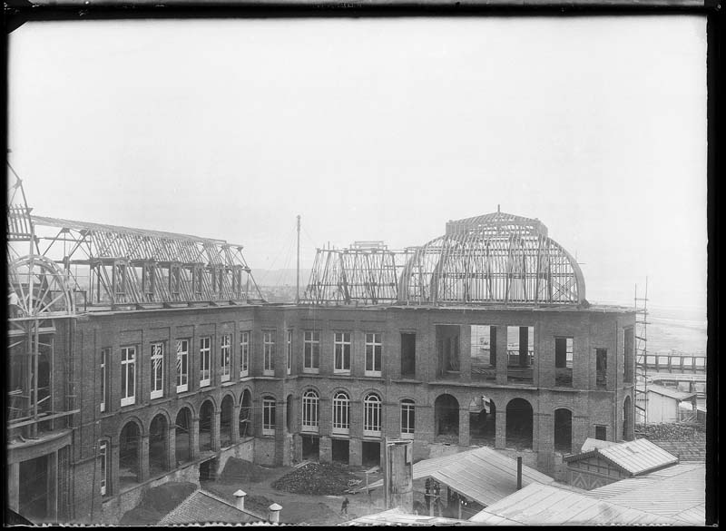 'Chantier de construction. Casino de Trouville. Vue prise de la salle des fêtes. Vue de l''aile ouest.- Photographie ancienne, n.s., n.d., 1912. Tirage n. et b. d''après plaque de verre gélatino-bromure d''argent (négatif), 13 x 18 cm. (Musée municipal, Villa Montebello, Trouville-sur-Mer. 006.1.52).'