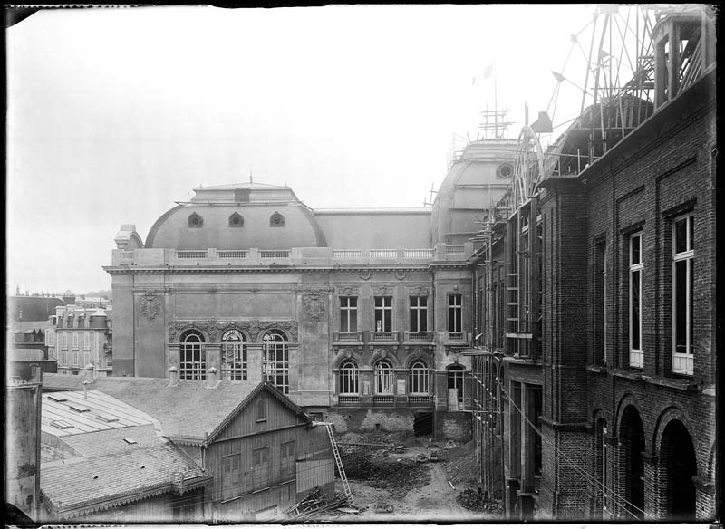 'Chantier de construction. Casino de Trouville. Vue prise du restaurant. Vue de l''aile est.- Photographie ancienne, n.s., n.d., 1912. Tirage n. et b. d''après plaque de verre gélatino-bromure d''argent (négatif), 13 x 18 cm. (Musée municipal, Villa Montebello, Trouville-sur-Mer. 006.1.53).'