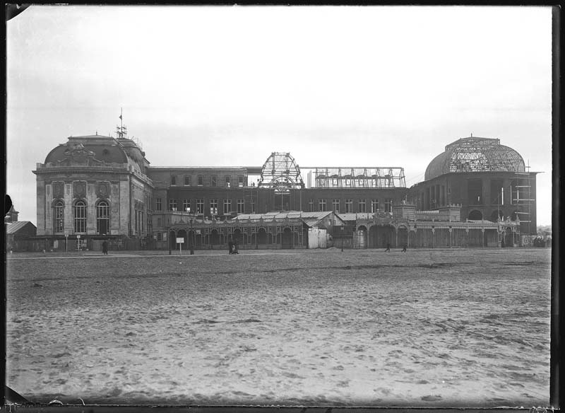 'Chantier de construction. Casino de Trouville. Vue prise de la plage. Vue d''ensemble de la façade nord-ouest.- Photographie ancienne, n.s., n.d., 1912. Tirage n. et b. d''après plaque de verre gélatino-bromure d''argent (négatif), 13 x 18 cm. (Musée municipal, Villa Montebello, Trouville-sur-Mer. 006.1.55).'