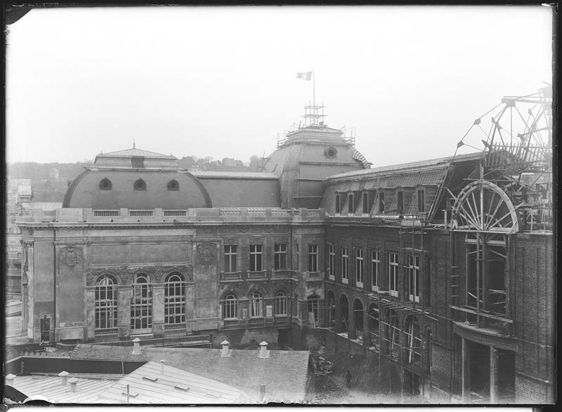 'Chantier de construction. Casino de Trouville. Vue prise du restaurant. Vue de l''aile est.- Photographie ancienne, n.s., n.d., 1912. Tirage n. et b. d''après plaque de verre gélatino-bromure d''argent (négatif), 13 x 18 cm. (Musée municipal, Villa Montebello, Trouville-sur-Mer. 006.1.57).'