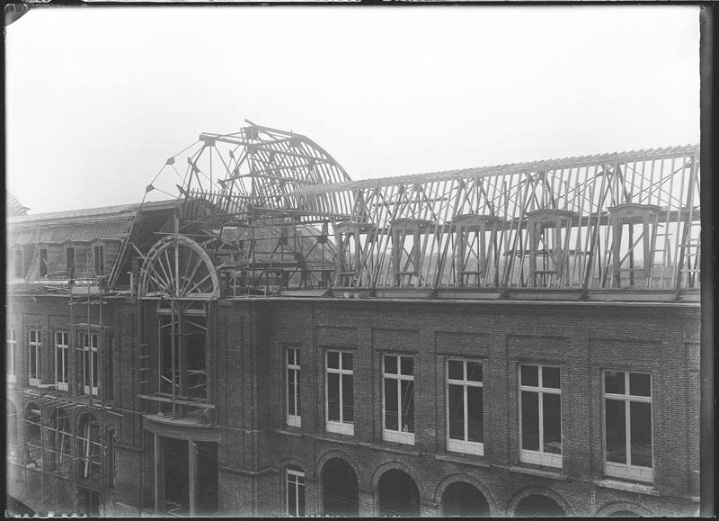 'Chantier de construction. Casino de Trouville. Vue prise du restaurant. Vue partielle de la façade nord-ouest.- Photographie ancienne, n.s., n.d., 1912. Tirage n. et b. d''après plaque de verre gélatino-bromure d''argent (négatif), 13 x 18 cm. (Musée municipal, Villa Montebello, Trouville-sur-Mer. 006.1.58).'