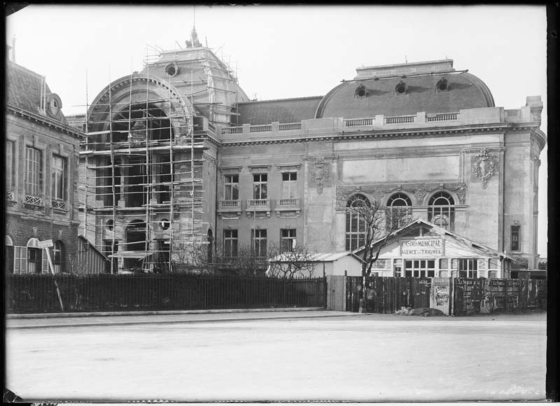 'Chantier de construction. Casino de Trouville. Vue prise de la place près de la rue de la plage. Vue de la façade nord-est.- Photographie ancienne, n.s., n.d., 1912. Tirage n. et b. d''après plaque de verre gélatino-bromure d''argent (négatif), 13 x 18 cm. (Musée municipal, Villa Montebello, Trouville-sur-Mer. 006.1.59).'