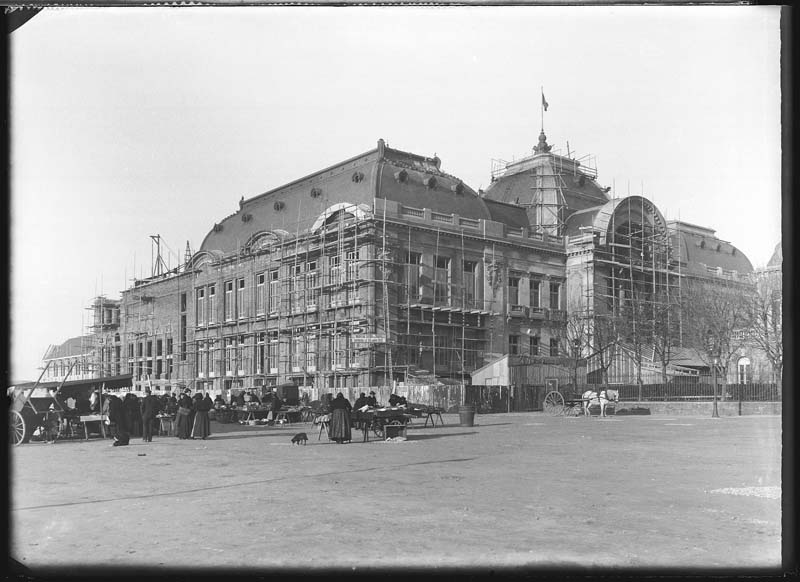 'Chantier de construction. Casino de Trouville. Vue prise du marché. Vue des façades sud-est et nord-est.- Photographie ancienne, n.s., n.d., 1912. Tirage n. et b. d''après plaque de verre gélatino-bromure d''argent (négatif), 13 x 18 cm. (Musée municipal, Villa Montebello, Trouville-sur-Mer. 006.1.60).'