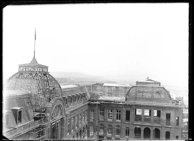 'Chantier de construction. Casino de Trouville. Vue prise du terrasson de la salle des fêtes. Vue de l''aile ouest.- Photographie ancienne, n.s., n.d., 1912. Tirage n. et b. d''après plaque de verre gélatino-bromure d''argent (négatif), 13 x 18 cm. (Musée municipal, Villa Montebello, Trouville-sur-Mer. 006.1.61).'