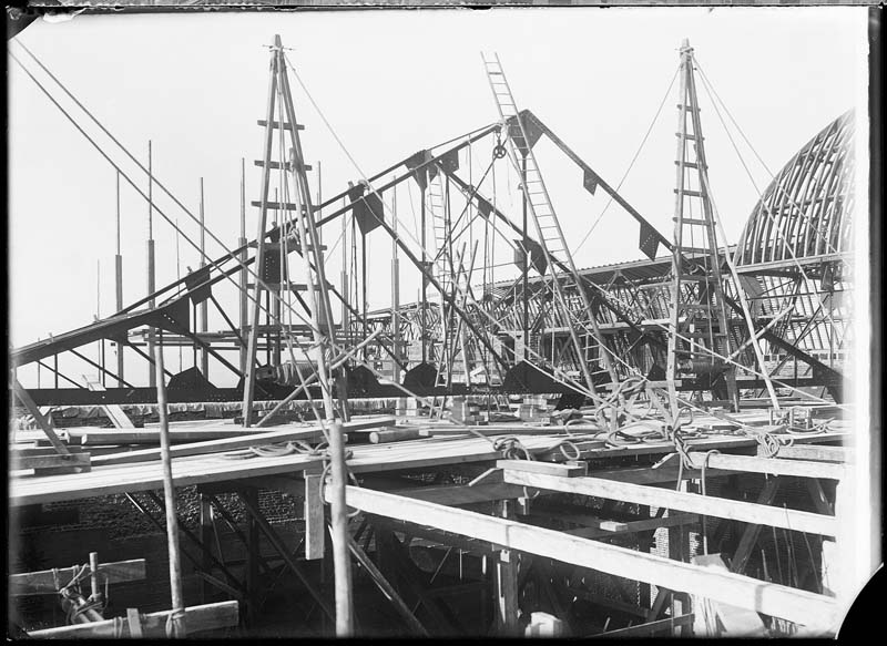 'Chantier de construction. Casino de Trouville. Vue prise de l''angle du théâtre.- Photographie ancienne, n.s., n.d., 1912. Tirage n. et b. d''après plaque de verre gélatino-bromure d''argent (négatif), 13 x 18 cm. (Musée municipal, Villa Montebello, Trouville-sur-Mer. 006.1.62).'