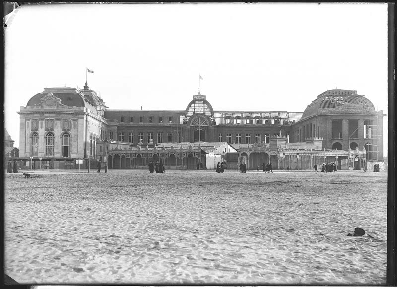 'Chantier de construction. Casino de Trouville. Vue prise de la plage. Vue d''ensemble de la façade nord-ouest.- Photographie ancienne, n.s., n.d., 1912. Tirage n. et b. d''après plaque de verre gélatino-bromure d''argent (négatif), 13 x 18 cm. (Musée municipal, Villa Montebello, Trouville-sur-Mer. 006.1.63).'