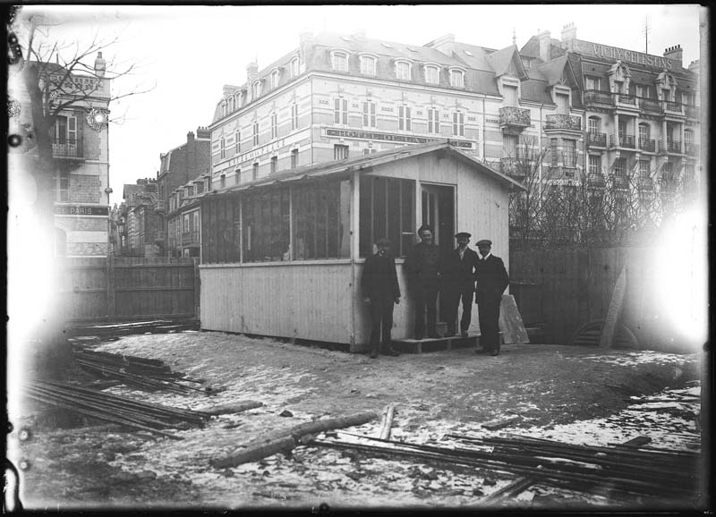 'Chantier de construction. Casino de Trouville. Agence Maison Borderel, devant l''Hôtel de la Plage et l''Hôtel Helder.- Photographie ancienne, n.s., n.d., 1912 [ ?]. Tirage n. et b. d''après plaque de verre, gélatino-bromure d''argent (négatif), 13 x 18 cm. (Musée municipal, Villa Montebello, Trouville-sur-Mer. 006.1.64).'