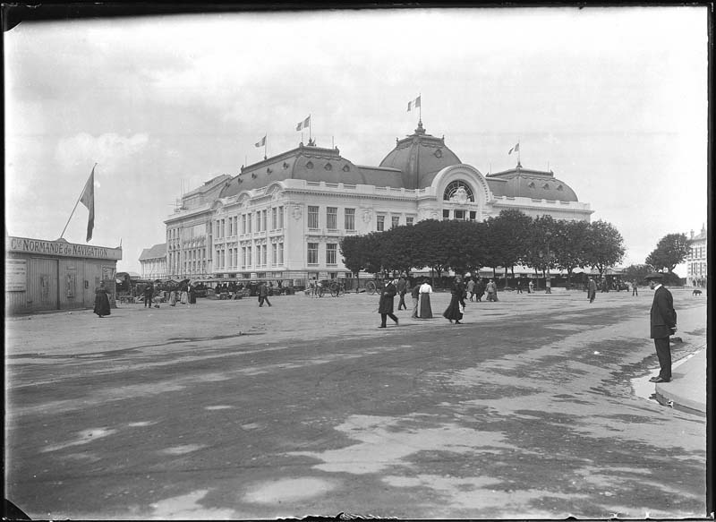 'Chantier de construction. Casino de Trouville. Vue du marché et de la Compagnie Normande de Navigation. Vue des façades sud-est et nord-est.- Photographie ancienne, n.s., n.d., 1912. Tirage n. et b. d''après plaque de verre gélatino-bromure d''argent (négatif), 13 x 18 cm. (Musée municipal, Villa Montebello, Trouville-sur-Mer. 006.1.67).'