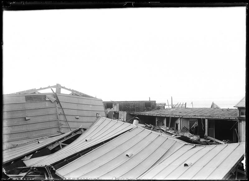 'Chantier de construction. Casino de Trouville. Destruction des baraques de l''Eden.- Photographie ancienne, n.s., n.d., 1912. Tirage n. et b. d''après plaque de verre gélatino-bromure d''argent (négatif), 13 x 18 cm. (Musée municipal, Villa Montebello, Trouville-sur-Mer. 006.1.69).'