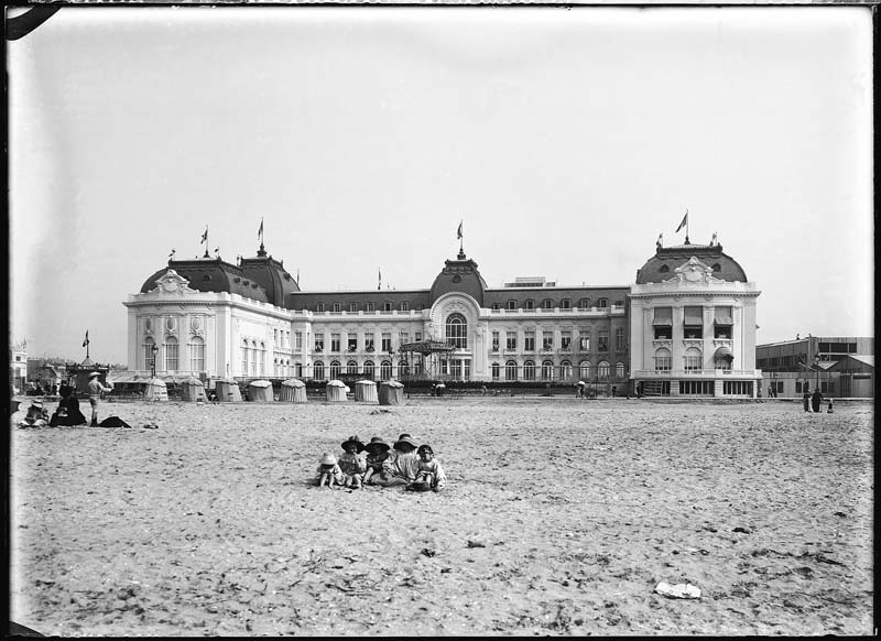 'Chantier de construction. Casino de Trouville. Vue depuis la plage. Vue d''ensemble de la façade nord-ouest.- Photographie ancienne, n.s., n.d., 1912. Tirage n. et b. d''après plaque de verre gélatino-bromure d''argent (négatif), 13 x 18 cm. (Musée municipal, Villa Montebello, Trouville-sur-Mer. 006.1.70).'